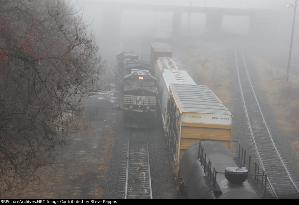 NS 9150 leads a cut of power onto D track on a foggy morning